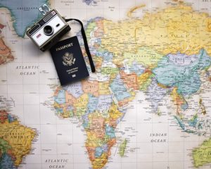 パスポートと世界地図